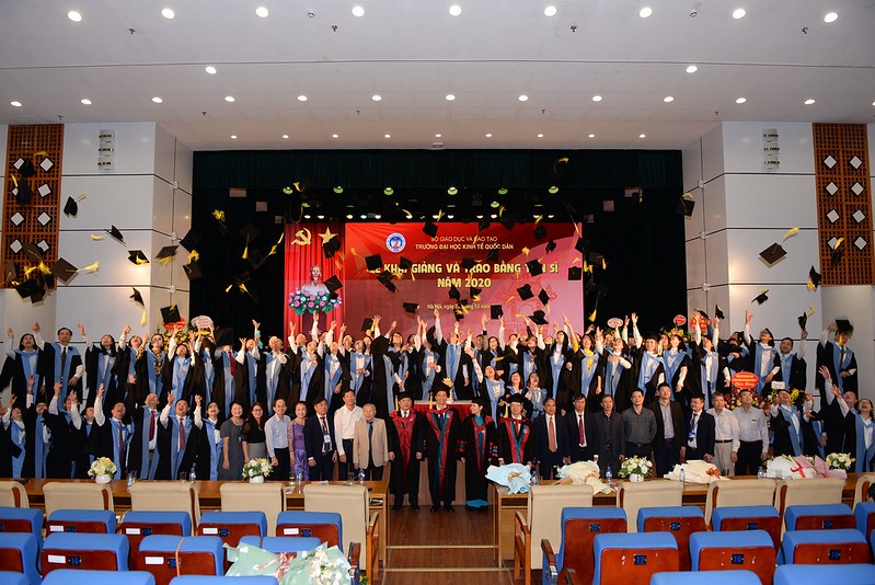 May lễ phục tốt nghiệp cử nhân đại học kinh tế quốc dân