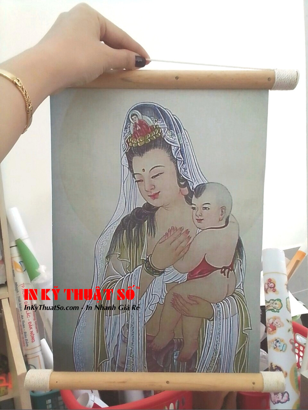 In tranh Phật Bà Quan Âm bế trẻ - Mẹ Quan Âm bồng em bé - In Canvas - In Kỹ Thuật Số Since 2006