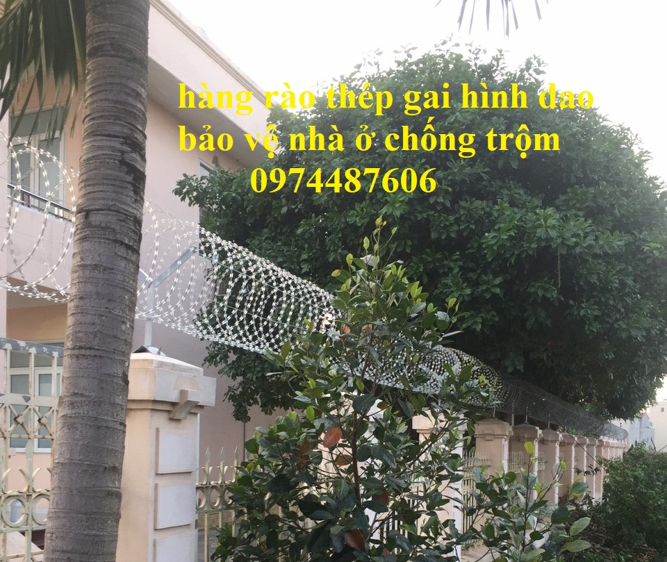 Thi công lắp đặt hàng rào dây thép gai hình dao chống trộm tại Hà Nội
