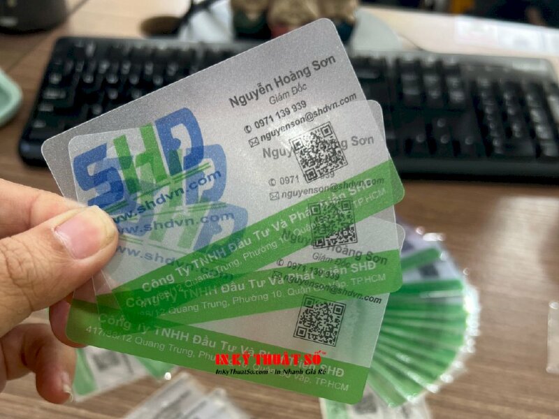 In card visit nhựa trong suốt tích hợp mã QR code - In Kỹ Thuật Số since 2006