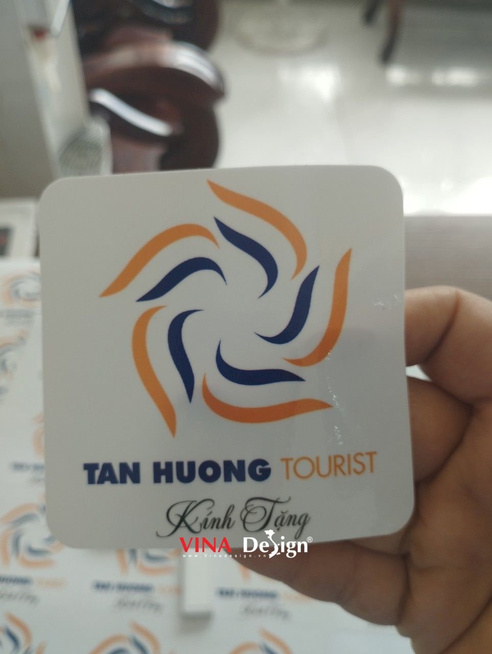 In tem logo dán quà tặng khách hàng của doanh nghiệp tourist - VINADESIGN