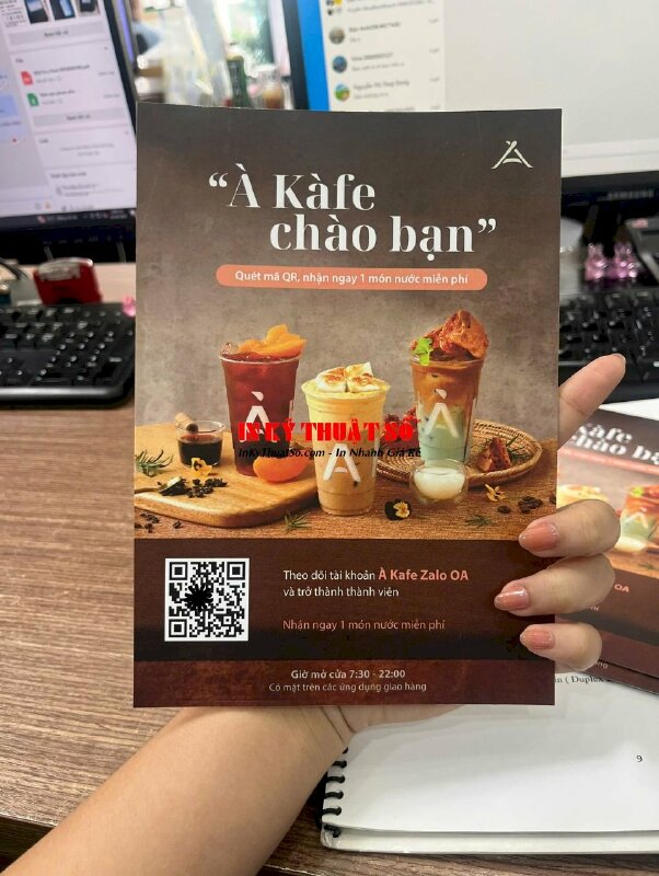 In tờ rơi 2 mặt Offset giấy C300gsm cán mờ, khổ A5 gắn standee để bàn quán cafe - In Kỹ Thuật Số Since 2006