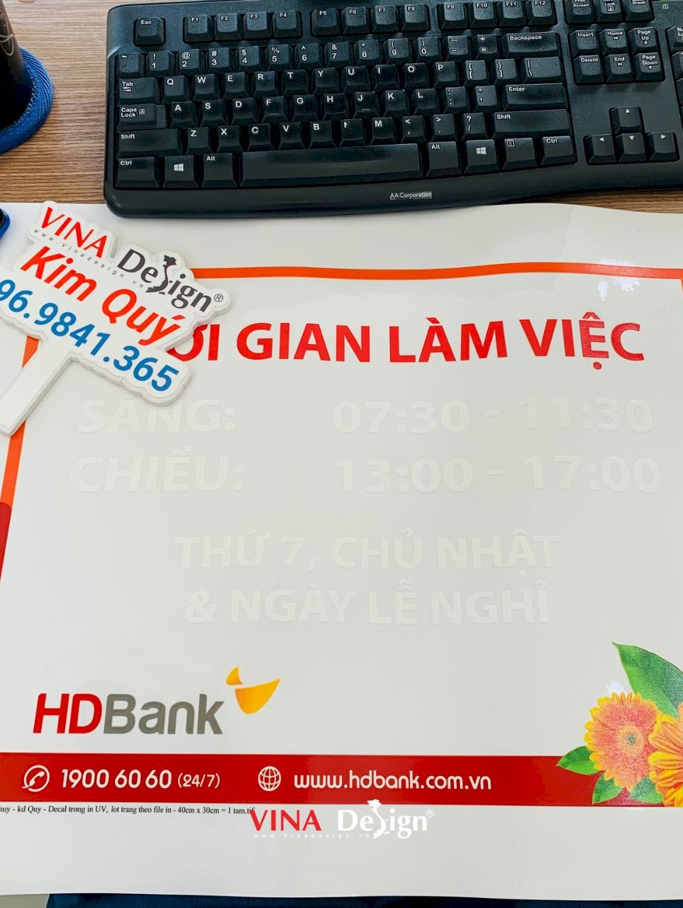 In UV Decal trong suốt làm bảng thông báo giờ làm việc, giờ mở cửa dán cửa kính - VINADESIGN