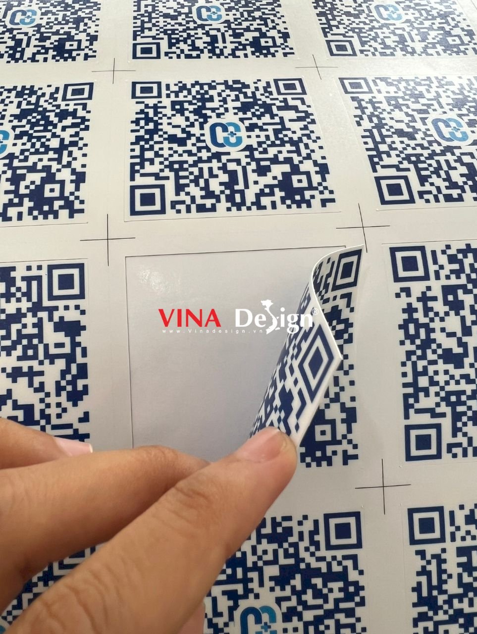 In Decal 2 mặt, in tem mã QR Code theo yêu cầu - VINADESIGN