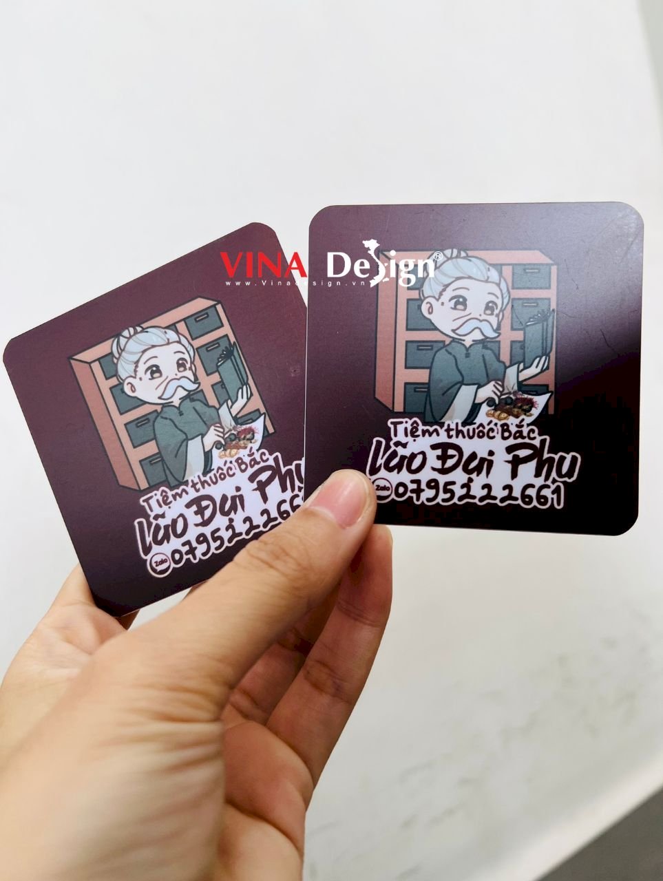 Thẻ nhựa in hình theo yêu cầu, card nhựa cứng hình vuông bo góc thẩm mỹ - VINADESIGN