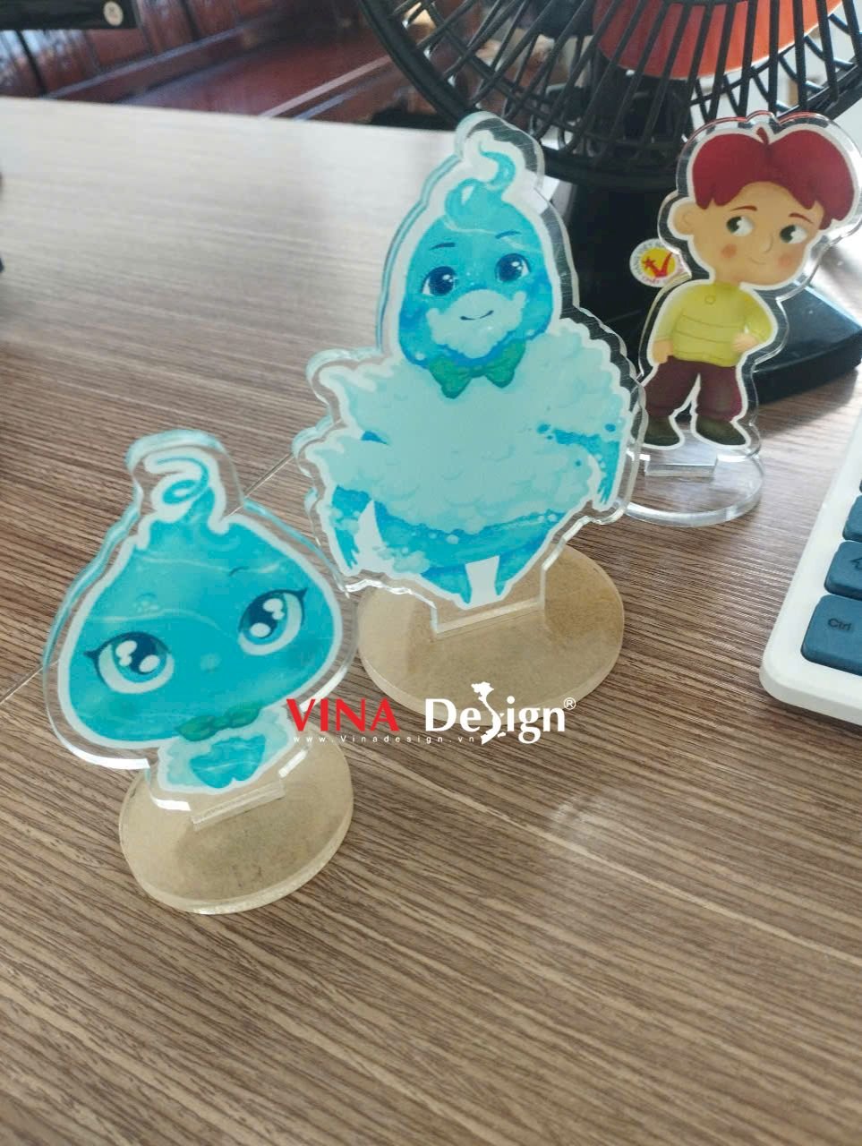 In hình lên mica trong suốt gắn chân đế làm standee mica để bàn hình chibi linh vật cute - VINADESIGN