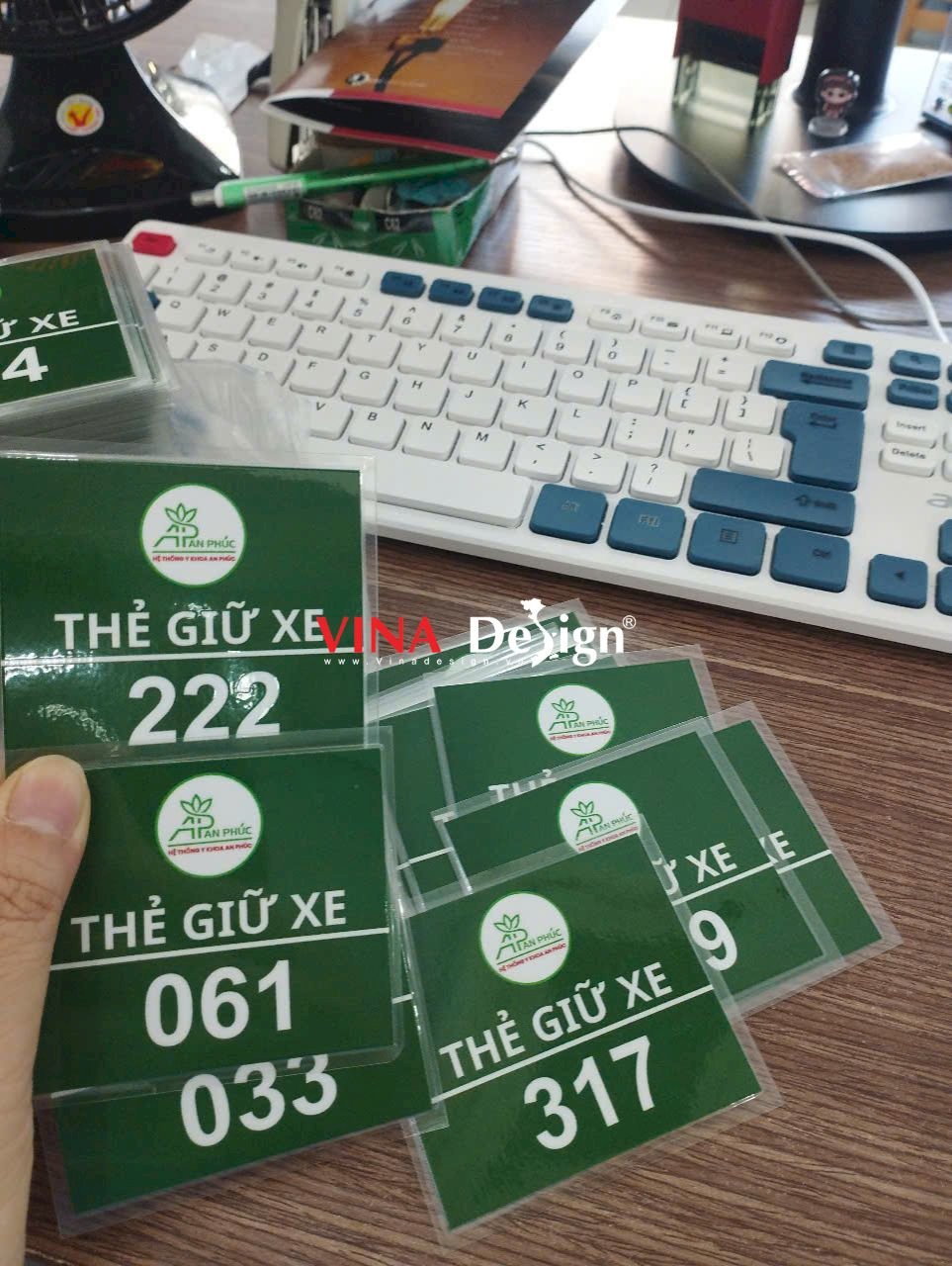 In giấy ép plastic đánh số nhảy làm thẻ giữ xe cho hệ thống y khoa - VINADESIGN