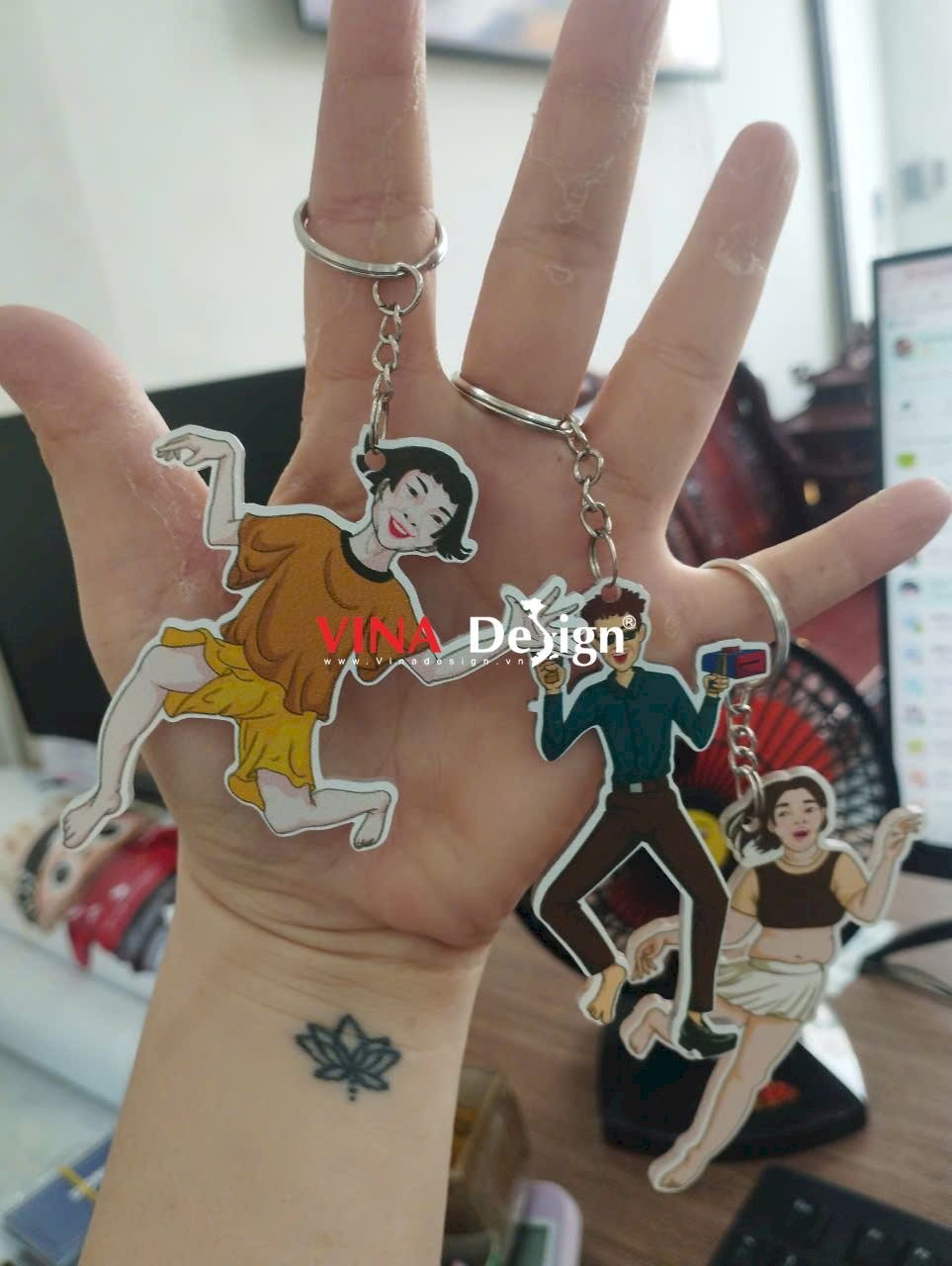 Móc khóa mica in theo yêu cầu hình nhân vật hoạt hình Comic hài hước - VINADESIGN