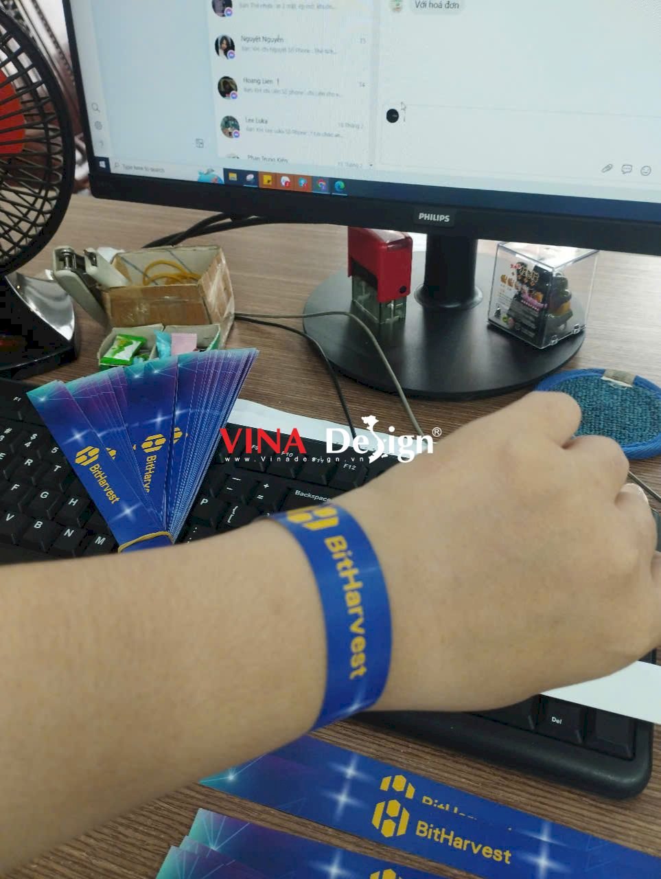 Vòng tay giấy sự kiện dùng 1 lần, in vòng tay giấy C150gsm đính keo dán 2 mặt ở đầu dây - VINADESIGN