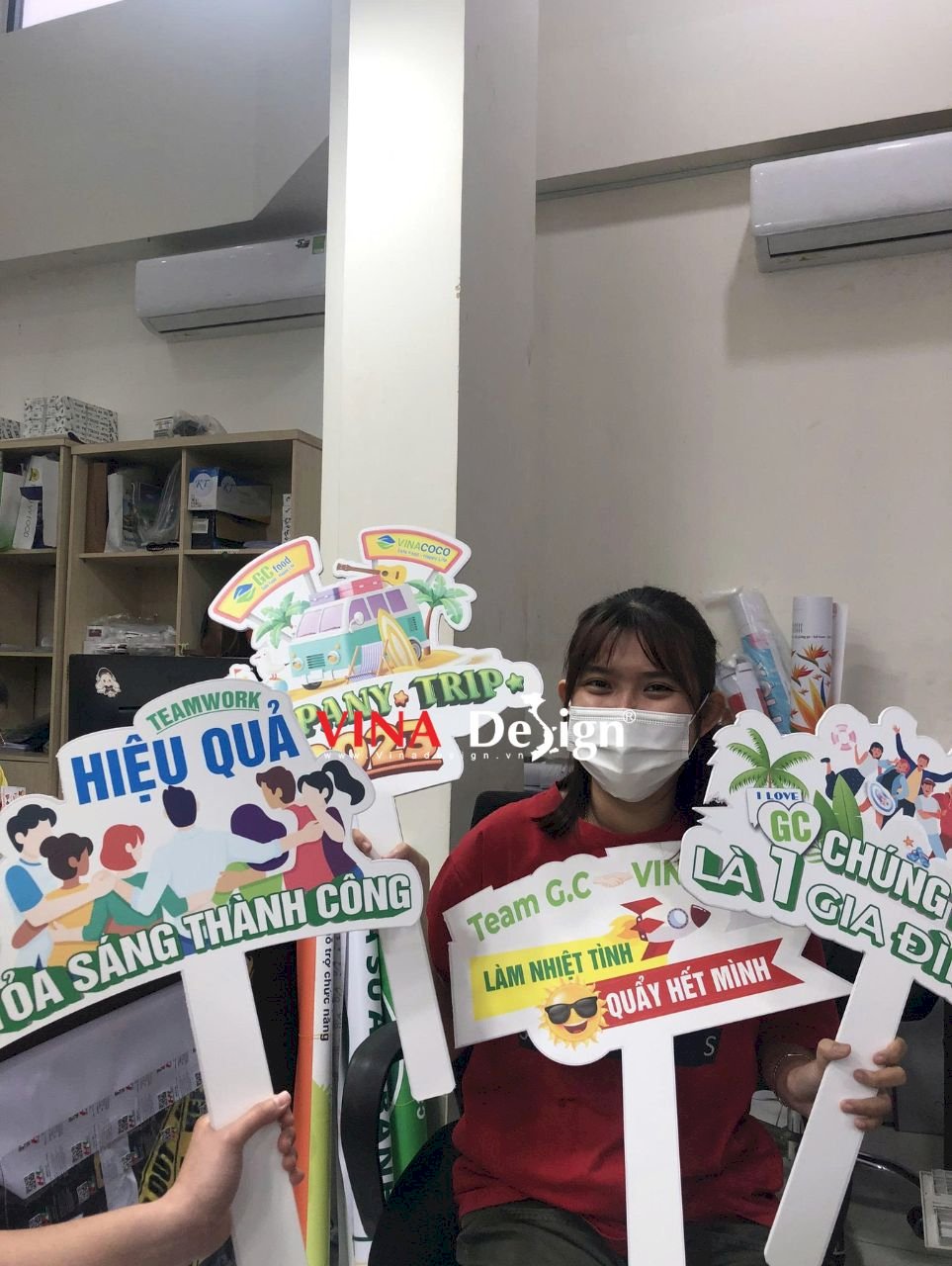 In bảng hashtag cầm tay du lịch công ty, thiết kế in ấn theo yêu cầu - VINADESIGN