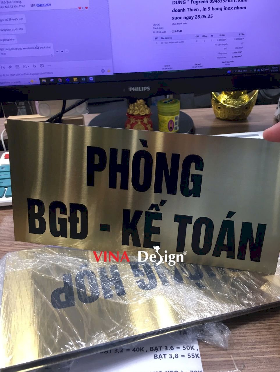 Làm biển tên phòng ban công ty, inox mặt nhôm xước màu vàng gold in UV ăn mòn - VINADESIGN