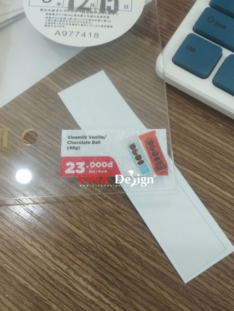 In tem nhãn dán bề mặt trong suốt tủ kính, quầy kệ cửa hàng, siêu thị - VINADESIGN