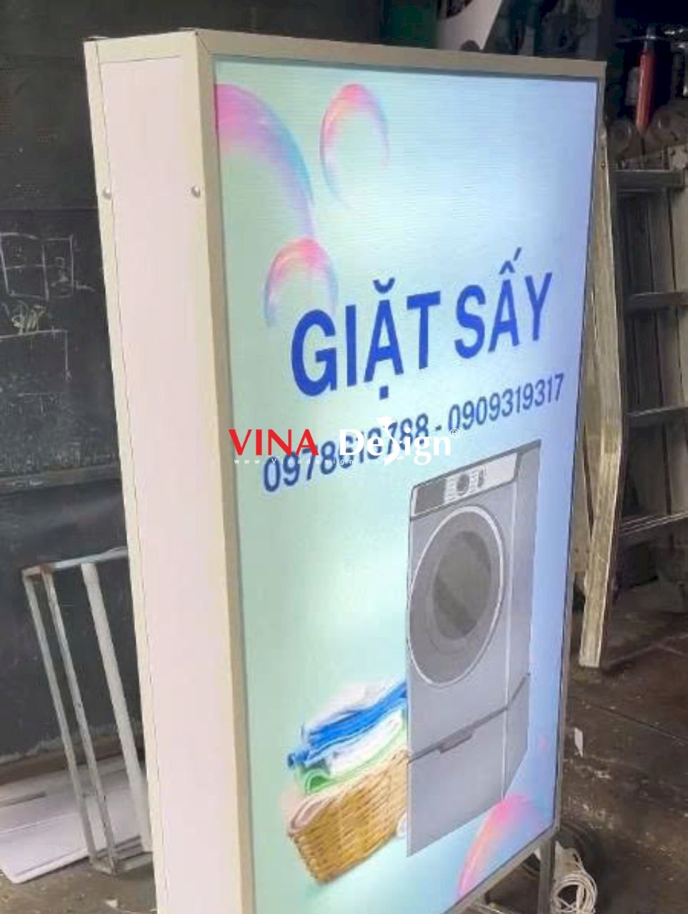 Làm bảng hiệu hộp đèn đứng chân đế sắt hình chữ nhật quảng cáo tiệm giặt sấy - VINADESIGN