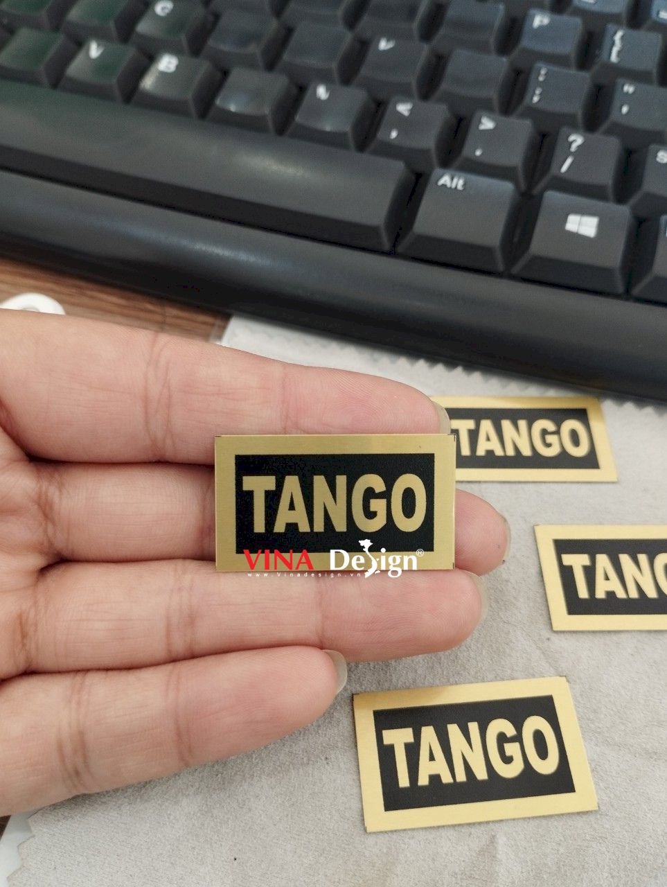 In tem nhôm xước làm tem nhãn logo đóng mác thùng loa ampli - VINADESIGN
