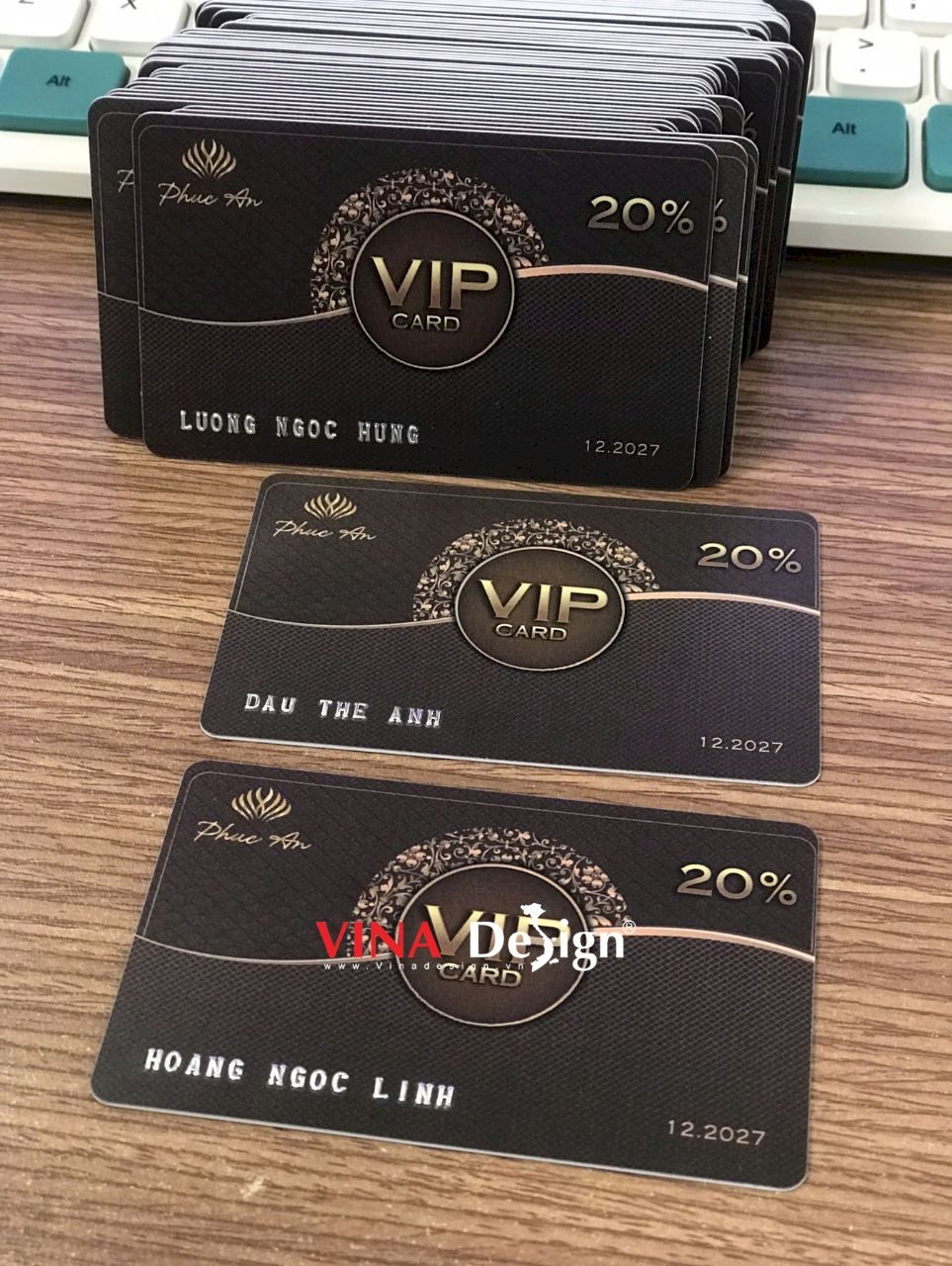 In thẻ nhựa làm thẻ VIP ưu đãi tặng khách hàng thân thiết thương hiệu sản phẩm - VINADESIGN
