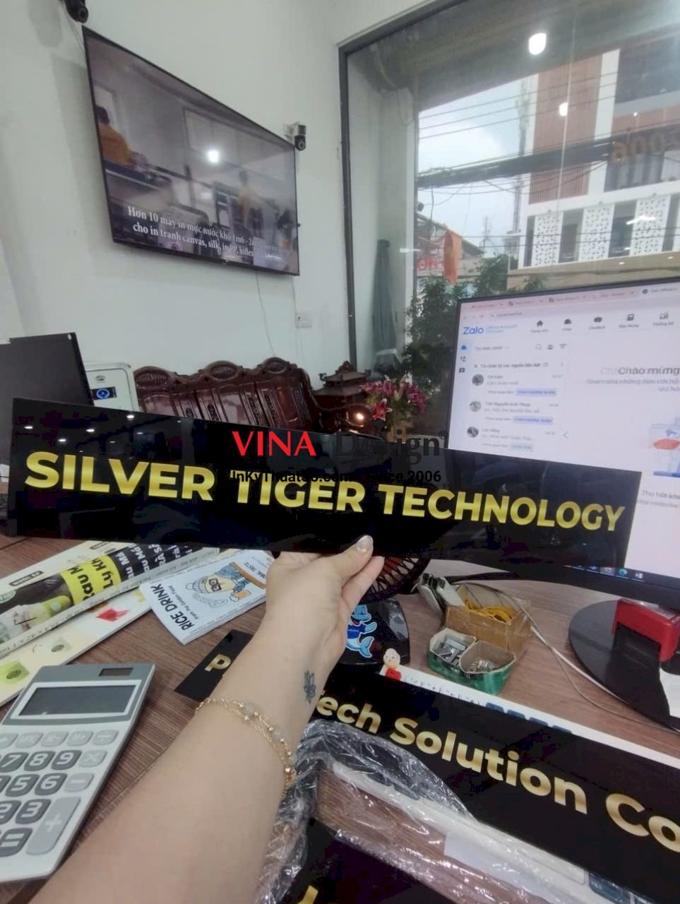 In UV trên mica màu đen vật tư khách hàng mang đến, in mica theo yêu cầu - VINADESIGN