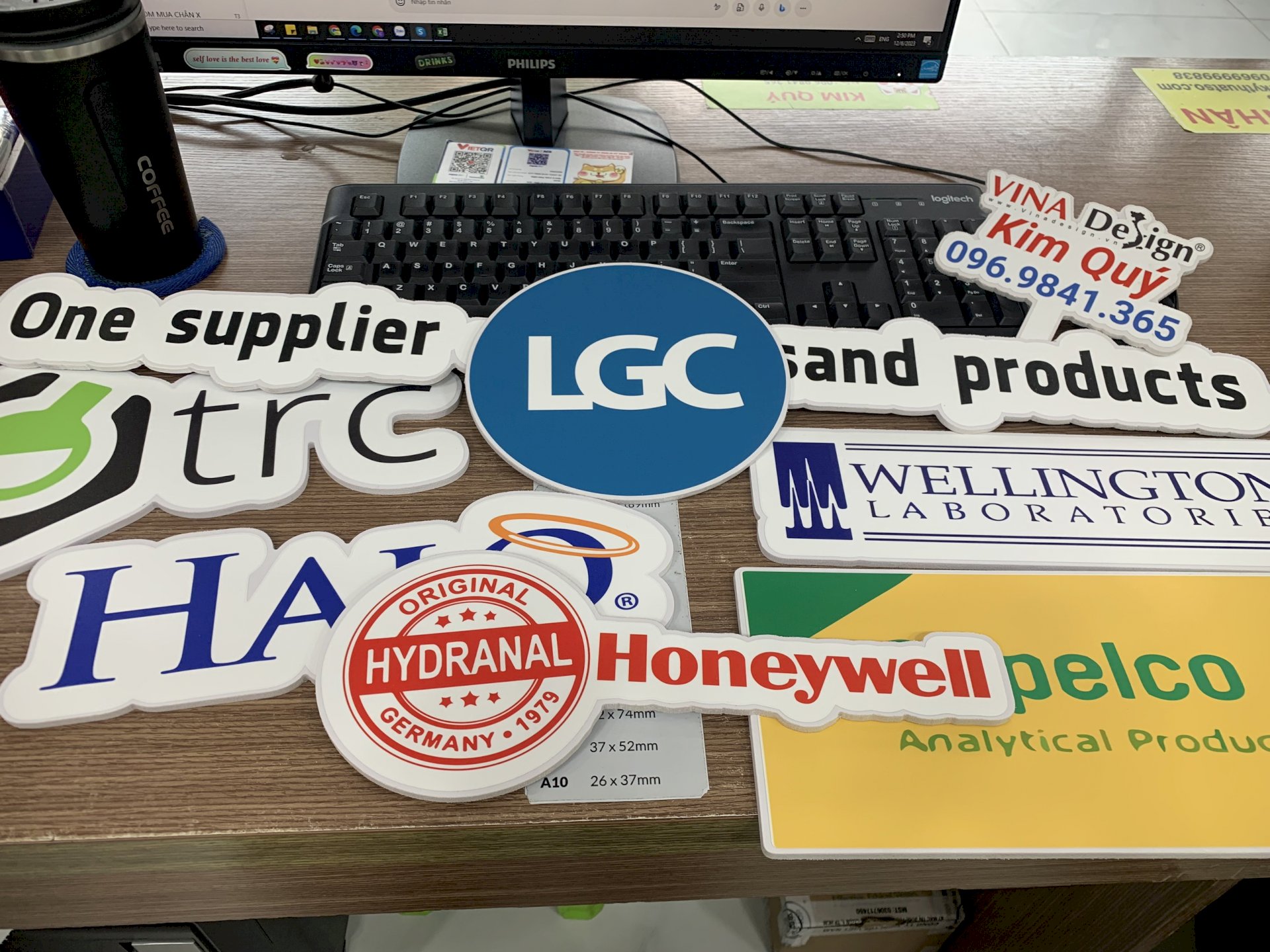 Bảng cầm tay chụp hình check in sự kiện in logo, slogan công ty - VINADESIGN