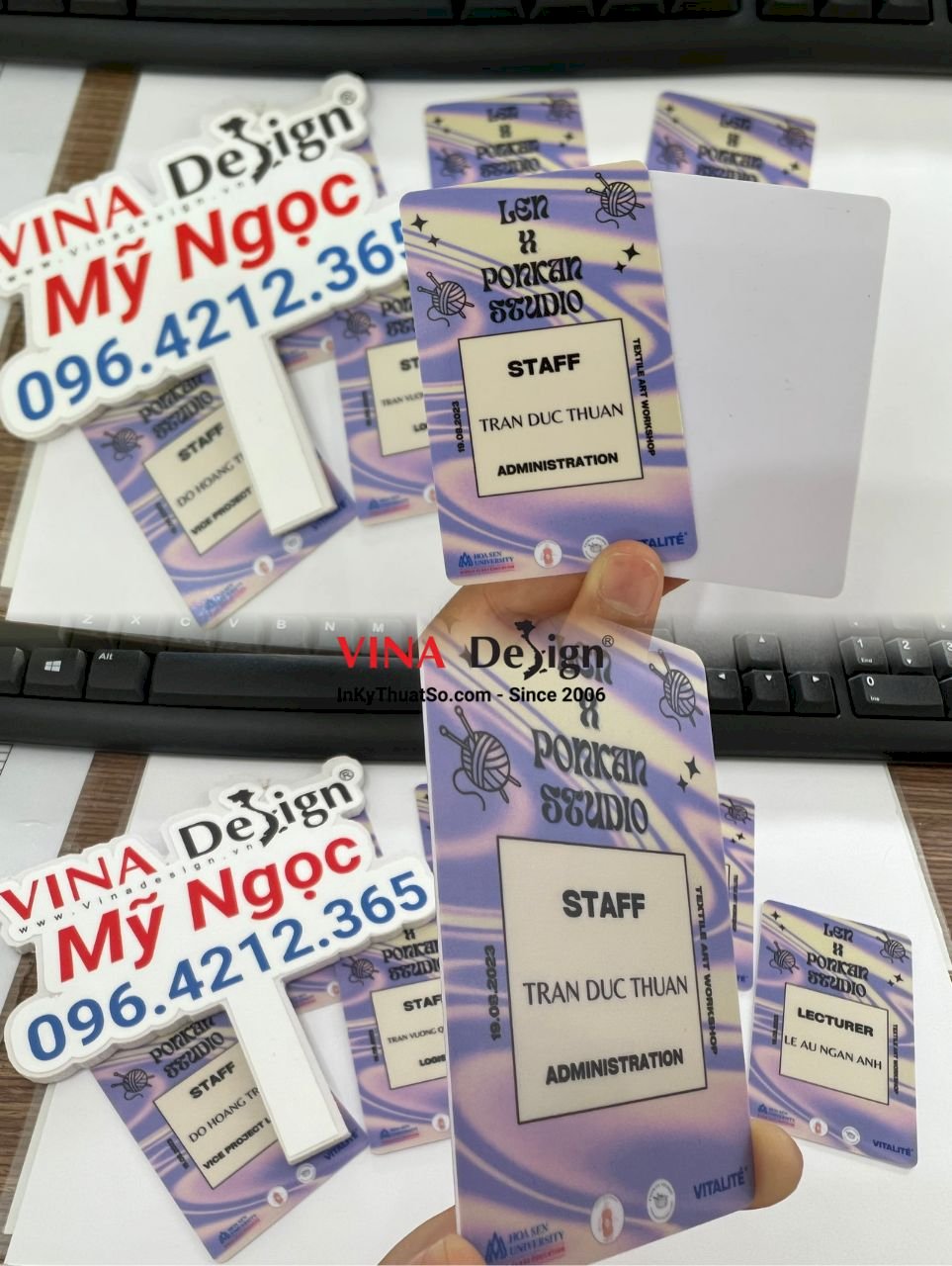 In thẻ đeo ban tổ chức sự kiện, in thẻ nhựa số lượng ít theo yêu cầu - VINADESIGN