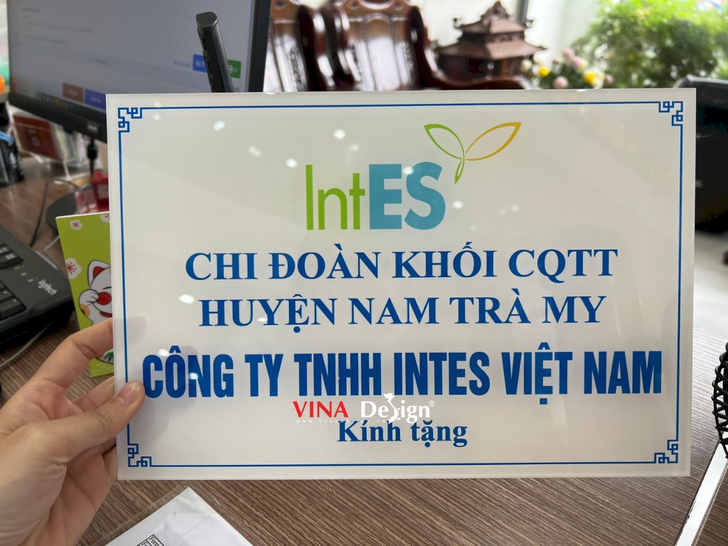 Biển mica in UV làm biển kính tặng, trao tặng công trình - VINADESIGN