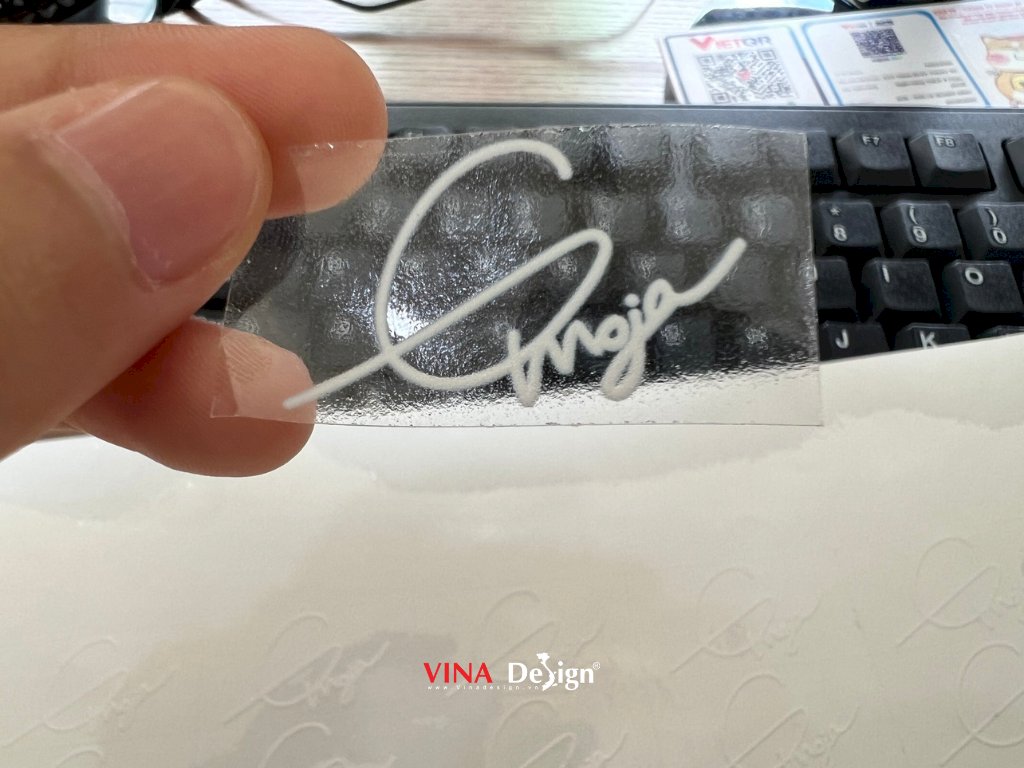 Decal trong in UV mực trắng, tem logo dán quà tặng - VINADESIGN