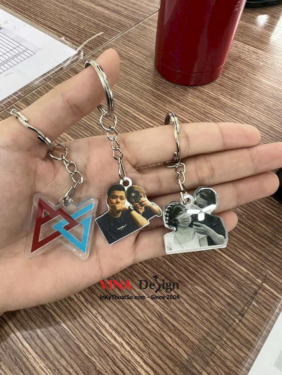Móc khóa mica in hình couple cặp đôi, in móc khóa theo yêu cầu - VINADESIGN
