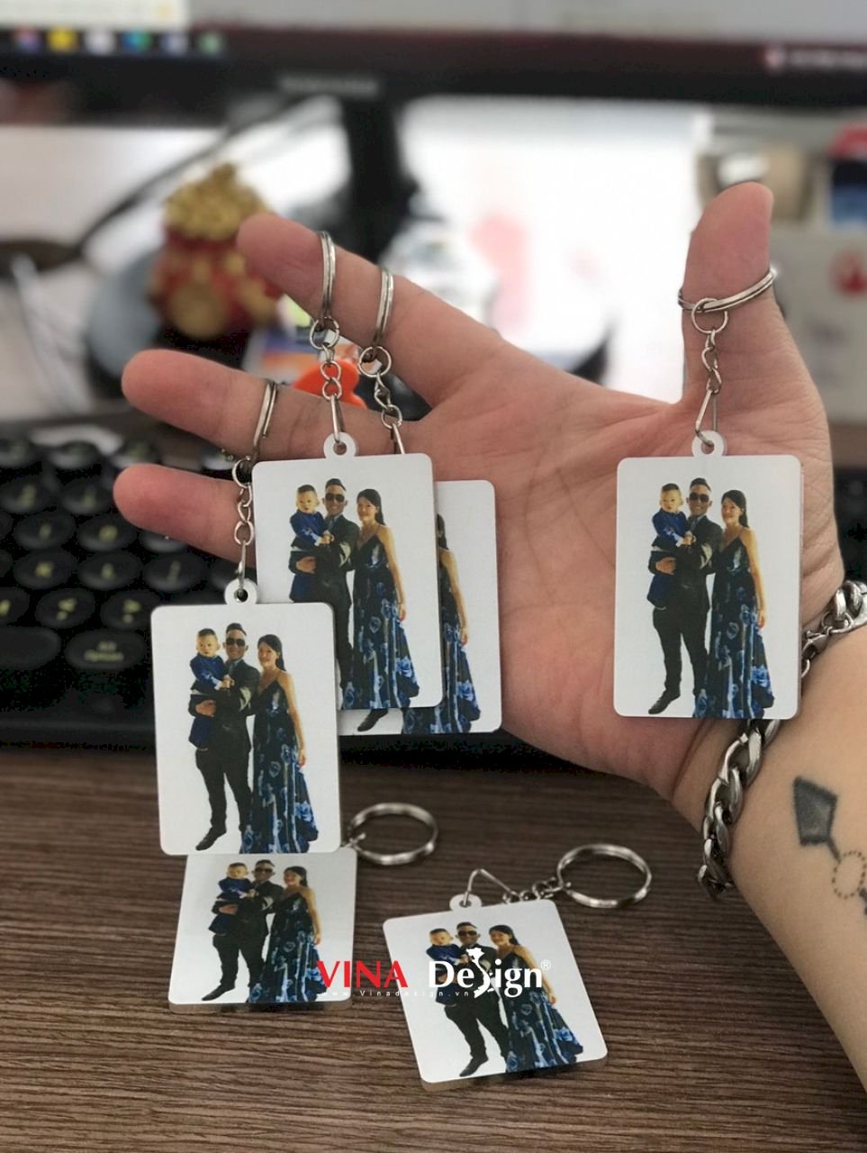 In móc khóa theo yêu cầu, móc khóa mica in hình gia đình, in móc khóa mica số lượng ít - VINADESIGN
