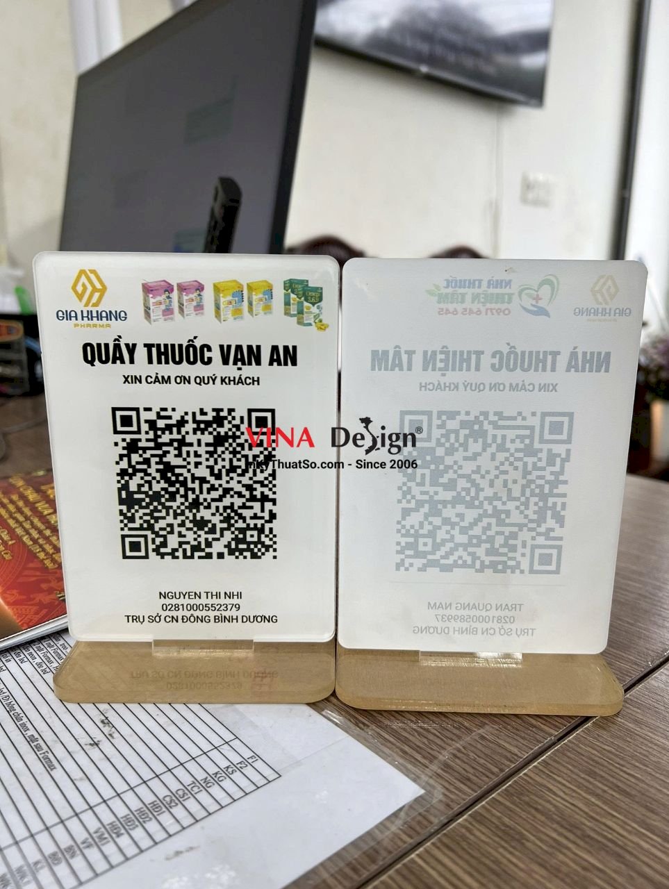 Standee mica để bàn, bảng mica quét QR code thanh toán để quầy thuốc - VINADESIGN
