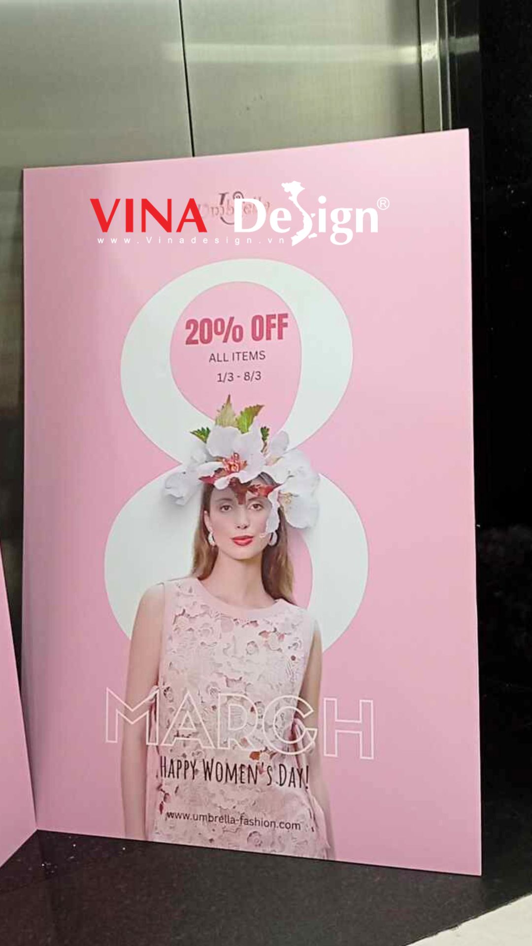 In poster format để kệ standee khung gỗ chữ A, poster khuyến mãi 8-3 cửa hàng thời trang - VINADESIGN