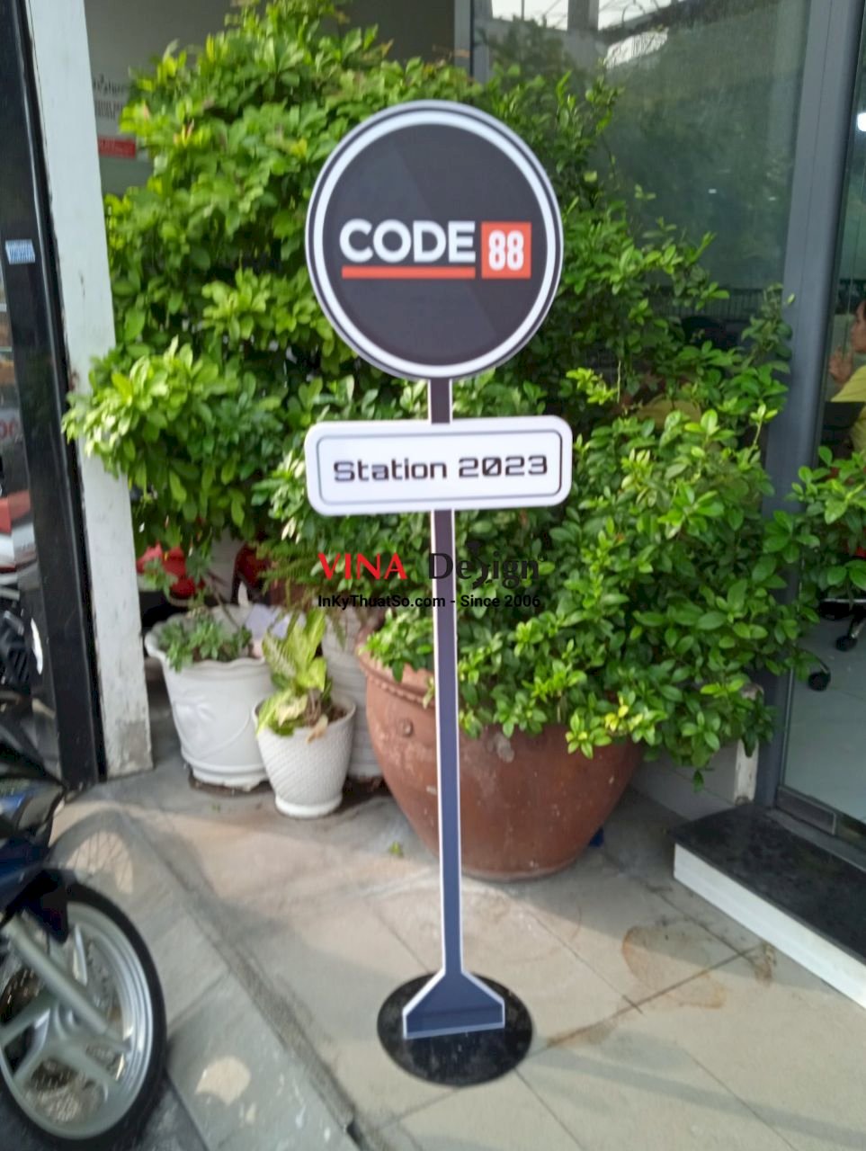 In standee PP chân sắt trưng bày sự kiện ngoài trời, hội thảo, triển lãm - VINADESIGN