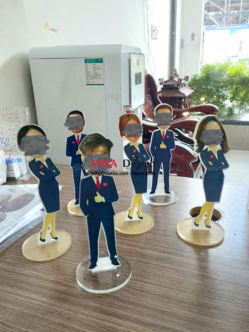 In standee hình người chibi ghép mặt, standee mica để bàn, in UV trên mica - VINADESIGN
