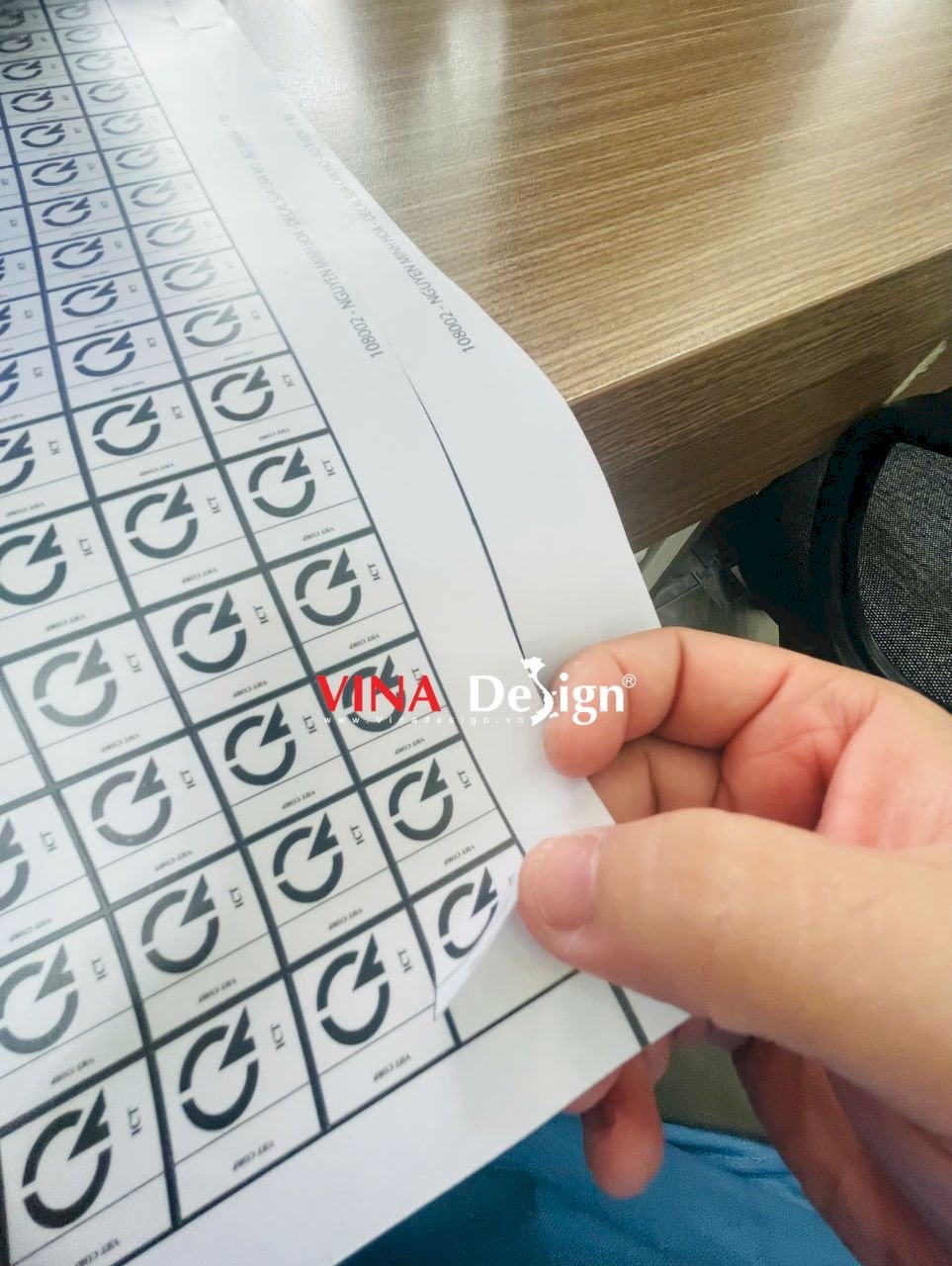 In tem hợp quy CR dán sản phẩm, nhãn decal dán cắt bế từng tem - VINADESIGN