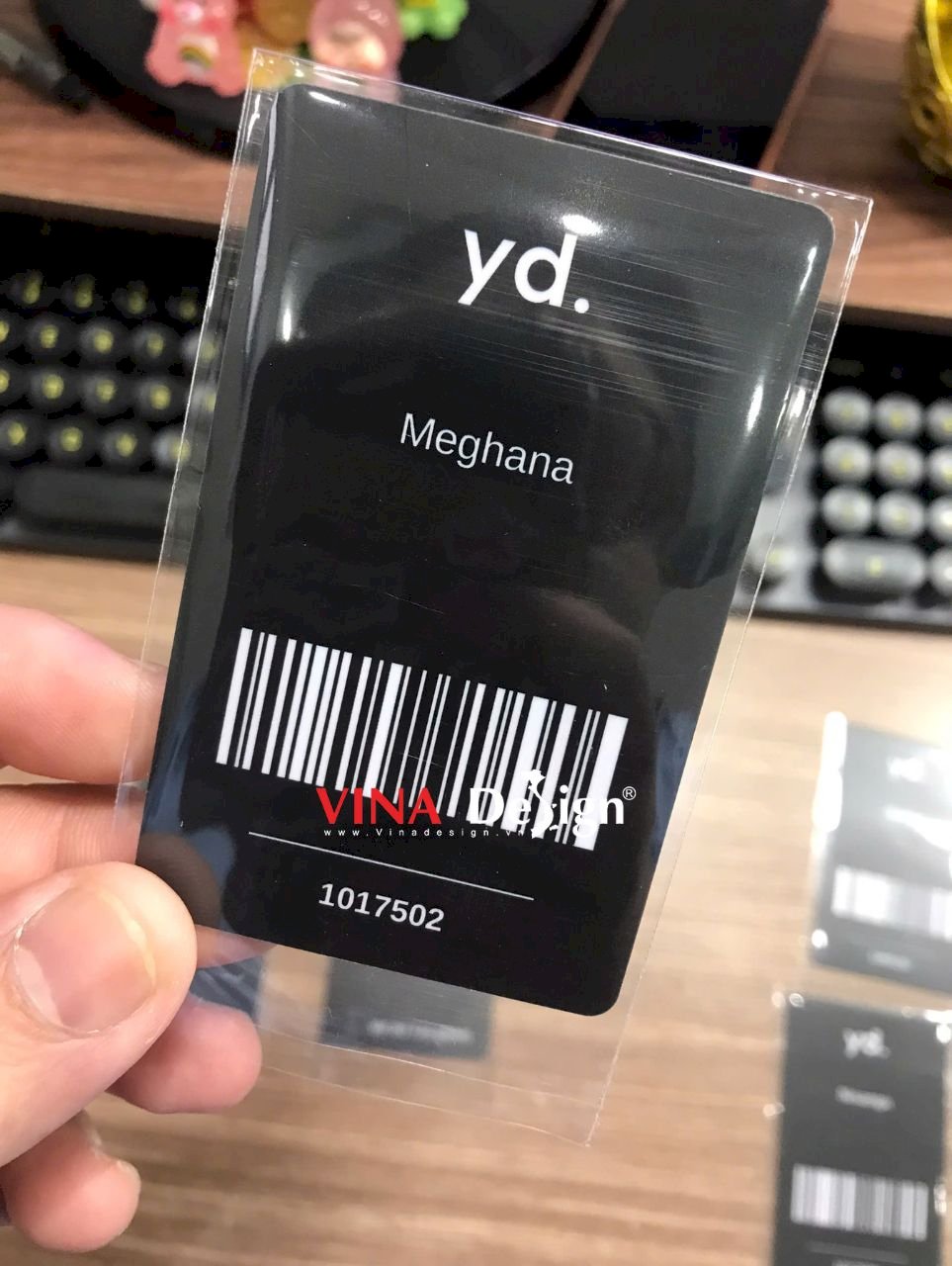 In thẻ nhựa PVC làm thẻ tên nhân viên có tích hợp mã vạch Barcode quản lý xác thực thông tin nhanh - VINADESIGN