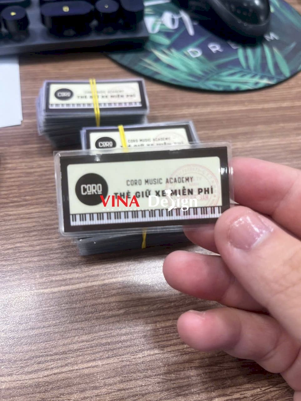 In thẻ gửi xe giấy ép plastic, thẻ xe ép nhựa thiết kế in ấn gia công theo yêu cầu - VINADESIGN