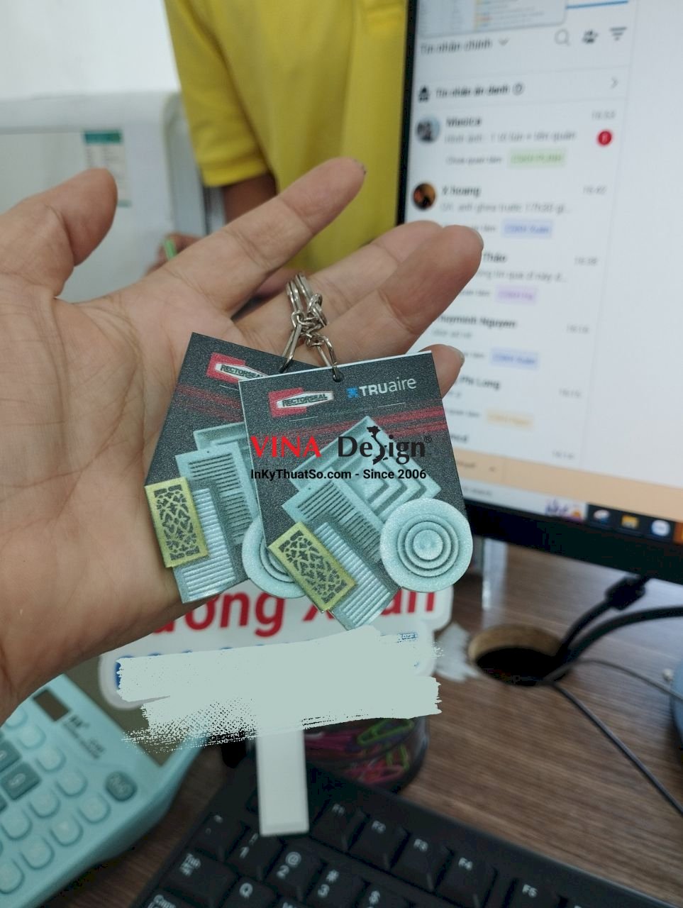 Móc khóa mica in hình theo yêu cầu làm quà tặng, nhận in móc khóa mica số lượng ít - VINADESIGN