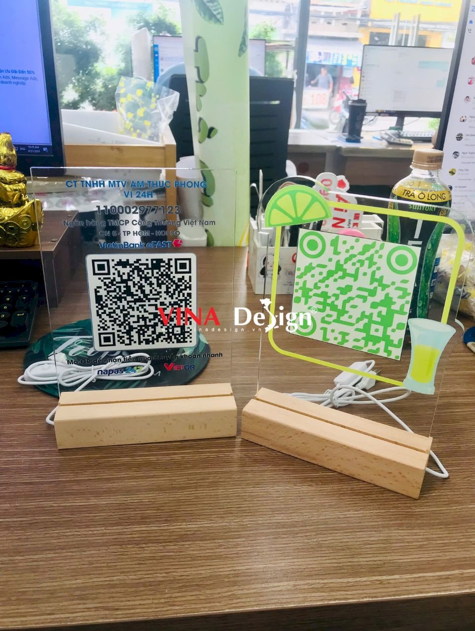 Bảng mica mã QR quét thanh toán gắn đế gỗ có đèn để bàn, in UV lên mica trong - VINADESIGN