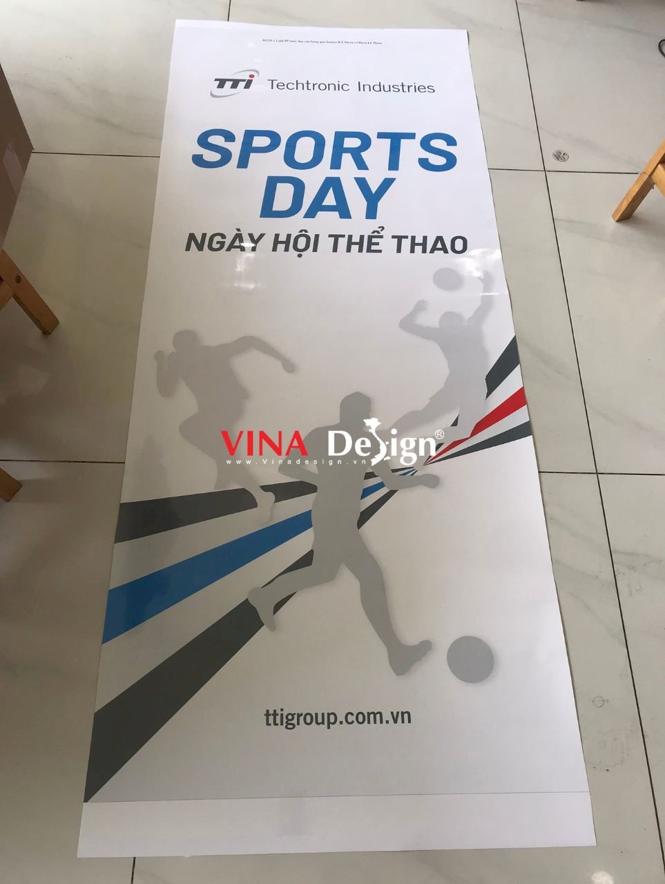In poster sự kiện, in poster khổ 80*180cm lắp banner cuốn, chân standee chữ X - VINADESIGN