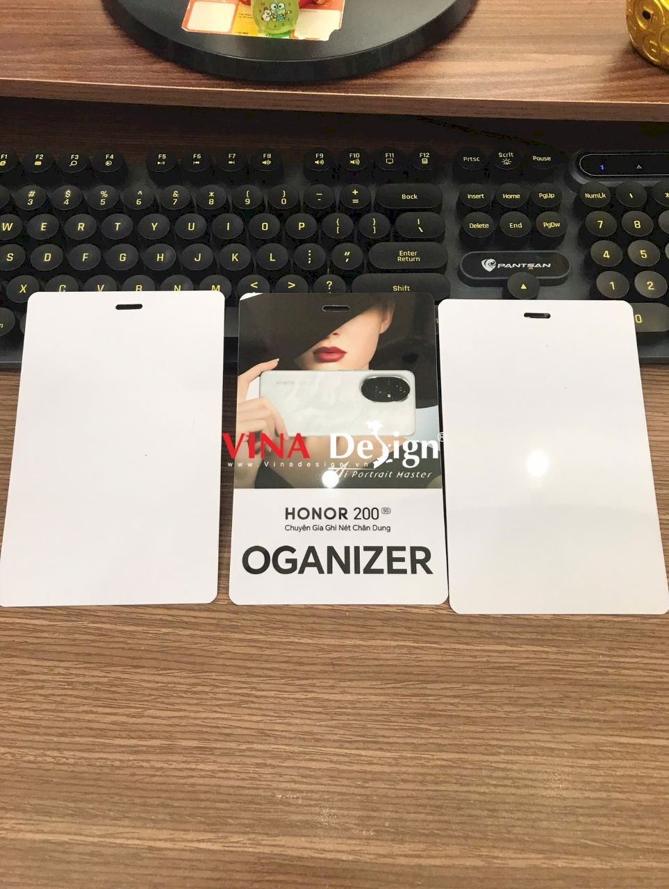 In thẻ đeo sự kiện ra mắt smartphone, thẻ ban tổ chức, in thẻ nhựa theo yêu cầu - VINADESIGN